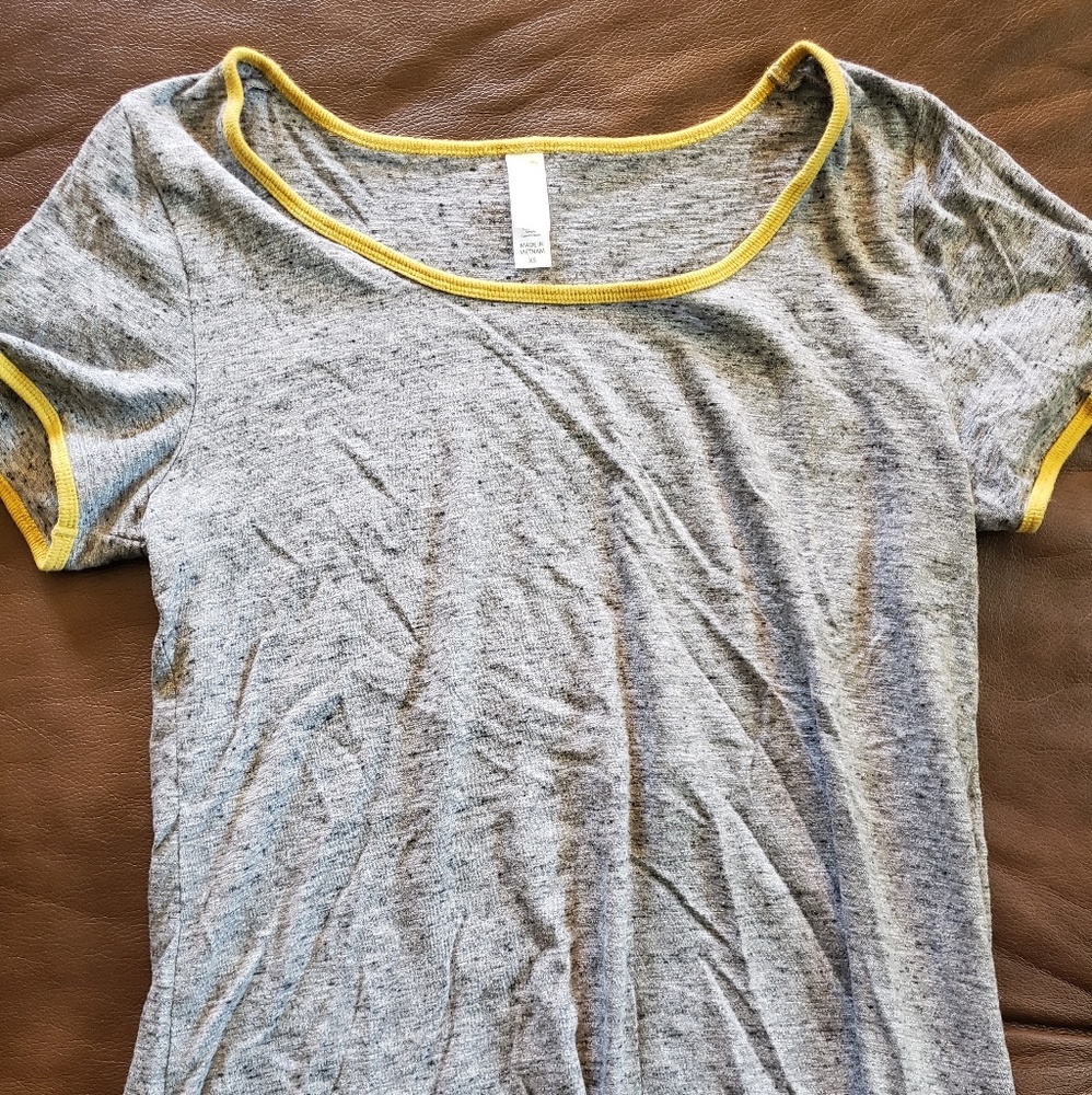 😍LuLaRoe Heathered Grey Classic Tee